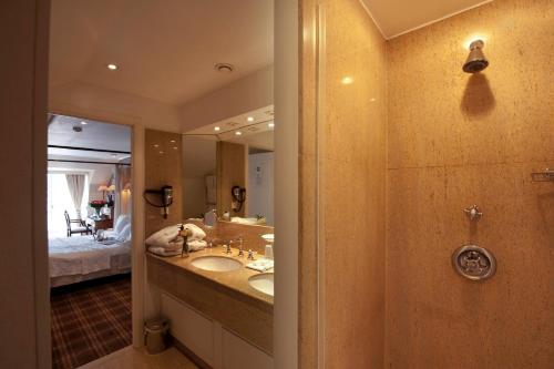 Et badeværelse på The Pand Hotel - Small Luxury Hotels of the World