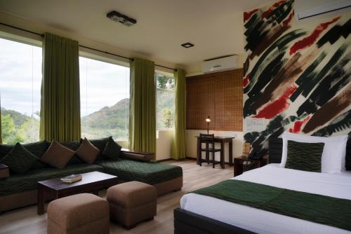 Ein Bett oder Betten in einem Zimmer der Unterkunft The Glenrock Wellness Nature Resort