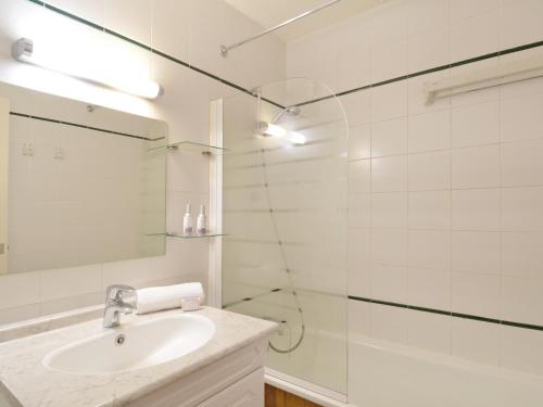 une salle de bain avec un lavabo et une douche en verre dans l'établissement Appartement Confortable · Proche Pistes · Balcon · Piscine Access · La Plagne - FR-1-181-2402, à La Plagne Tarentaise