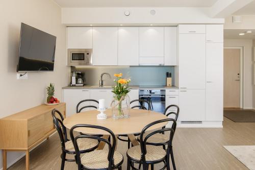 Η κουζίνα ή μικρή κουζίνα στο Marina Chalets B13 by Hiekka Booking - sisältää liinavaatteet ja loppusiivouksen