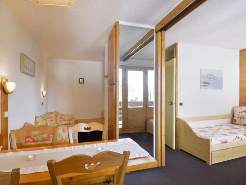 - une chambre avec un lit et un canapé dans l'établissement Studio 4 pers, divisible, ski aux pieds, balcon, animaux admis - FR-1-181-2410, à La Plagne Tarentaise