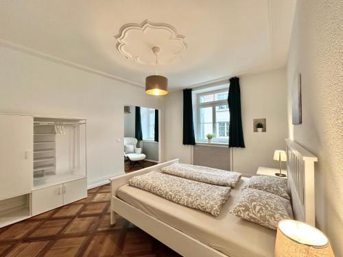 Postel nebo postele na pokoji v ubytování Business Apartment ZIMMERzuVERMIETEN in Solothurn