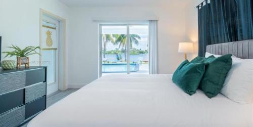 Ένα ή περισσότερα κρεβάτια σε δωμάτιο στο The Miami Enchanted Lake House