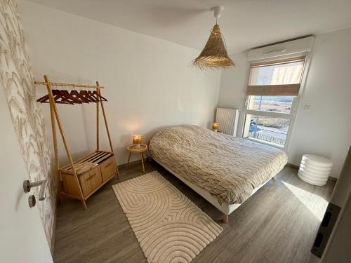 une chambre avec un lit et une fenêtre dans l'établissement B&B Belle Maison à Metz Grigy, à Metz