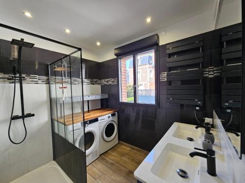 Kuchyň nebo kuchyňský kout v ubytování L'Etretataise, maison avec parking plein centre