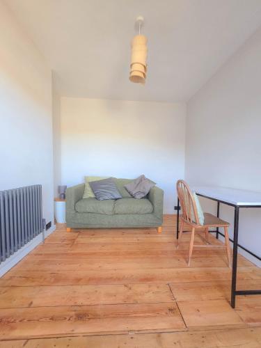 Χώρος καθιστικού στο Coastal Retreat with Town views in Historic Hastings