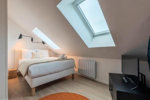 Ένα ή περισσότερα κρεβάτια σε δωμάτιο στο Studio sous les combles côté rue, parking gratuit