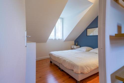 Katil atau katil-katil dalam bilik di Gîte 11 p tout confort Beauval châteaux #piscine