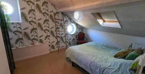 une chambre avec un lit et une fenêtre dans l'établissement Magnifique Villa 500 M Ocean 5 min du lac Hossegor, à Capbreton