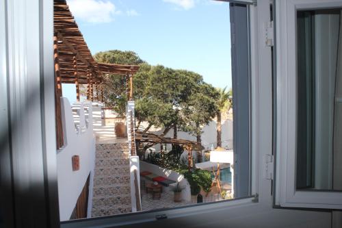 an open window with a view of a resort at La Maison des Vagues in Sidi Kaouki