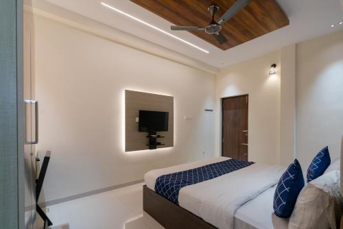 THE SURRYA MAX RESIDENCYにあるテレビまたはエンターテインメントセンター