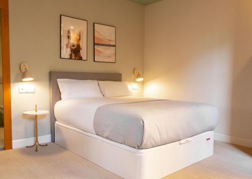 Limehome Cordoba Calle Pozanco - City Center房間的床