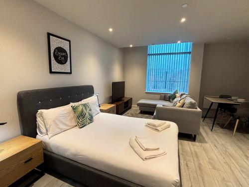 a bedroom with a bed and a living room at Modern Studio in Bracknell with free Parking in Bracknell