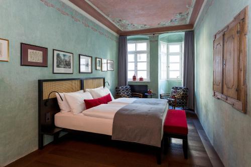 a bedroom with a large bed in a room at Goldenstern Townhouse in Bolzano