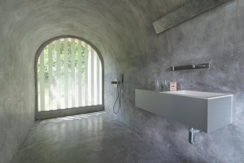 une salle de bain avec un lavabo et une fenêtre dans l'établissement Demeure Historique et Artistique à Amboise avec Piscine, à Nazelles-Négron