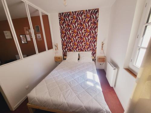 une petite chambre avec un lit dans le coin dans l'établissement Cali, appartement intramuros, à Avignon