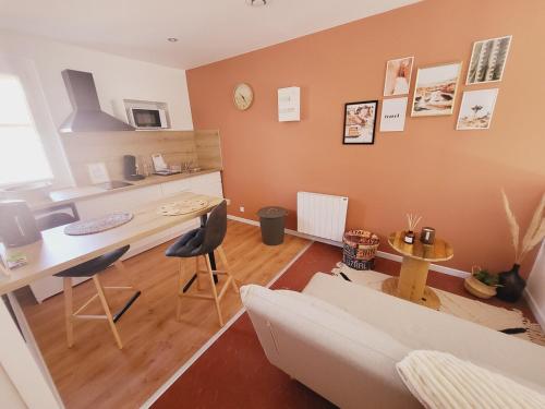 un salon avec un canapé et une table dans l'établissement Cali, appartement intramuros, à Avignon