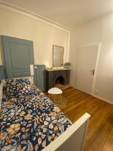 - une chambre avec un lit et une cheminée dans l'établissement L'Imprimerie A1, studio cosy au cœur de la Roche !, à La Roche-sur-Yon