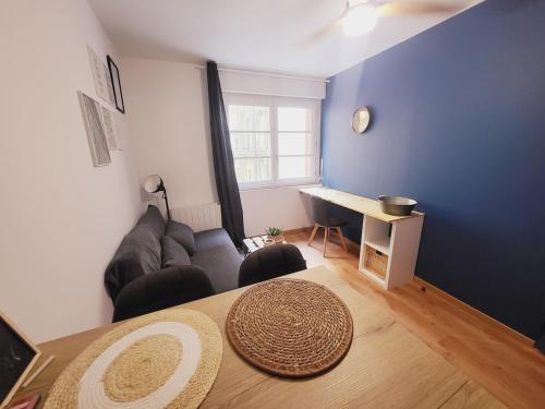 un salon avec une table et un canapé dans l'établissement Leni, appartement intramuros, à Avignon