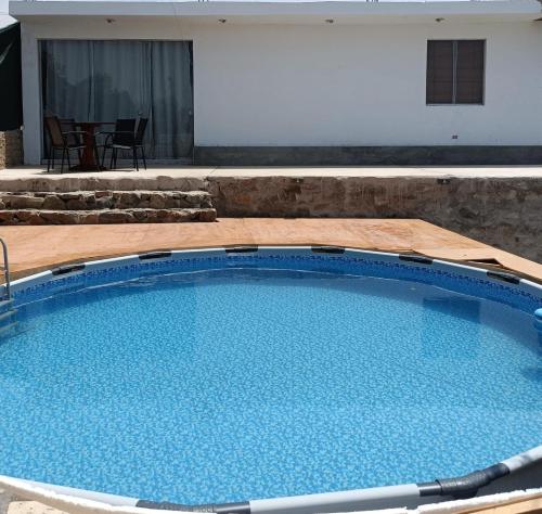 una gran piscina con agua azul en Casa EN ASIA, en Asia
