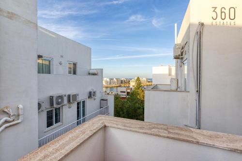 Balkoni atau teres di The Suite Stay - Just off the Promenade & Beach !