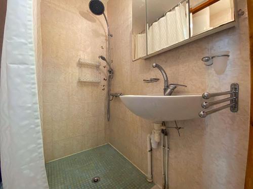 une salle de bain avec un lavabo et une douche dans l'établissement Appartement 2 pièces - Gruissan Ayguades AY090-089, à Vires
