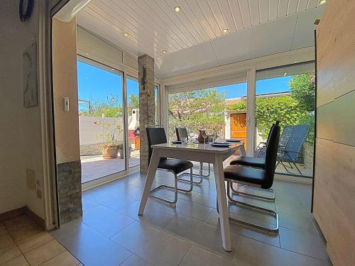 une salle à manger avec une table et quelques chaises dans l'établissement Appartement 2 pièces - Gruissan Ayguades AY090-089, à Vires