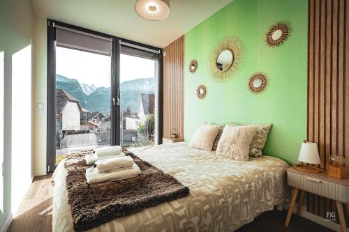 une chambre avec un grand lit avec un mur végétal dans l'établissement Le Duplex 80m2, Terrasse privée, Parking, à Thyez