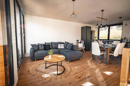 un salon avec un canapé et une table dans l'établissement Le Duplex 80m2, Terrasse privée, Parking, à Thyez