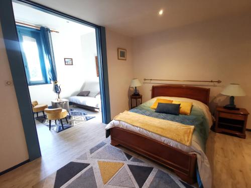 Schlafzimmer mit einem Bett und einer großen Glasschiebetür in der Unterkunft La maison du bonheur in Le Cateau