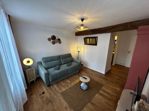 - un salon avec un canapé vert dans l'établissement Le Bois Jaillant - Wifi - Centre ville historique - Proche Gare, à Troyes