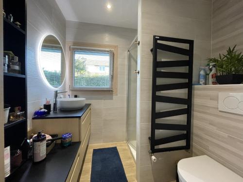 La salle de bains est pourvue d'un lavabo et d'une échelle. dans l'établissement Maison avec jardin, terrasse, WIFI au centre de PERROS-GUIREC - Réf 949, à Perros-Guirec