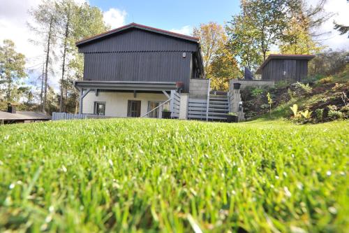 ein Haus auf einem Grashügel in der Unterkunft Ferienhaus Fuchswinkel in Güntersberge