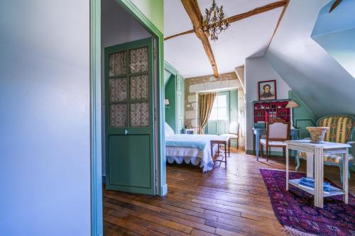 a room with a bedroom with a bed and a table at Maison de charme en Touraine avec jardin 4 p. in Luynes