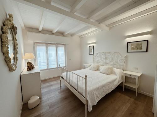 克雷马Residenza le mura的白色的卧室设有床和窗户