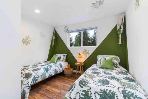 ein Schlafzimmer mit zwei Betten und einem Fenster in der Unterkunft Luxury Living - Kirkland Stylish Home - Prime Spot in Kirkland