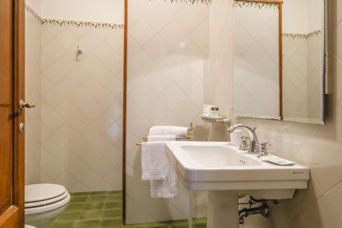 a bathroom with a sink and a toilet at Foresteria Poggio Bonelli in Castelnuovo Berardenga