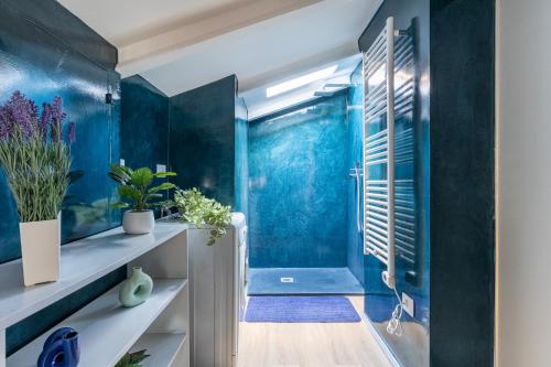 a bathroom with blue walls and a shower at Via Giunone 1A Bilo in Cervia