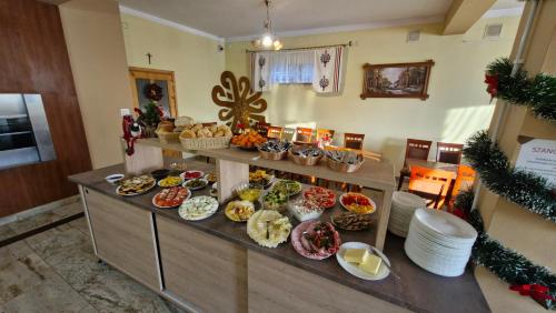 a buffet with many different types of food on display at DW Dunajecki Gościniec in Biały Dunajec