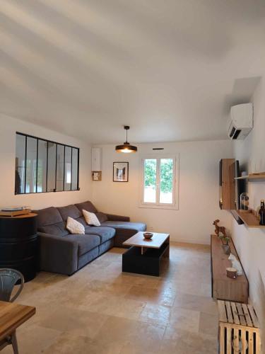 un salon avec un canapé et une table dans l'établissement Chez Camille, à Cuges-les-Pins