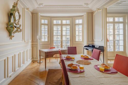 une salle à manger avec une table sur laquelle se trouve de la nourriture dans l'établissement Paris Courcelles Prestige Residence, à Paris