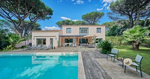 une maison avec une piscine devant une maison dans l'établissement Las Sablas-Villa 5 chambres-Piscine- Saint-Tropez, à Saint-Tropez