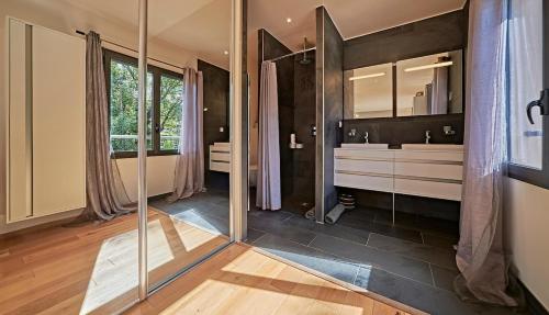 une salle de bain avec deux lavabos et un grand miroir dans l'établissement Las Sablas-Villa 5 chambres-Piscine- Saint-Tropez, à Saint-Tropez
