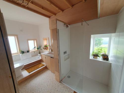 Koupelna v ubytování Country cottage with panoramic views
