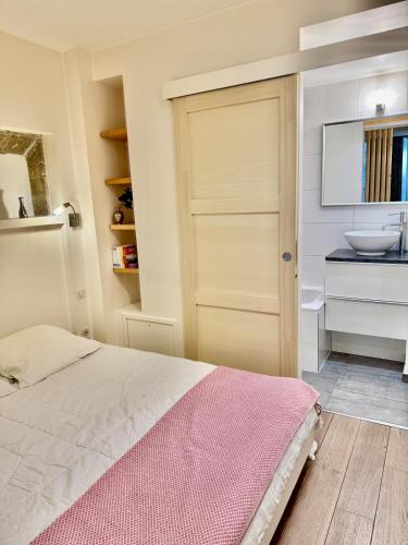 une chambre avec un lit et un lavabo dans l'établissement Le Cocon de Cordeliers, à Lyon
