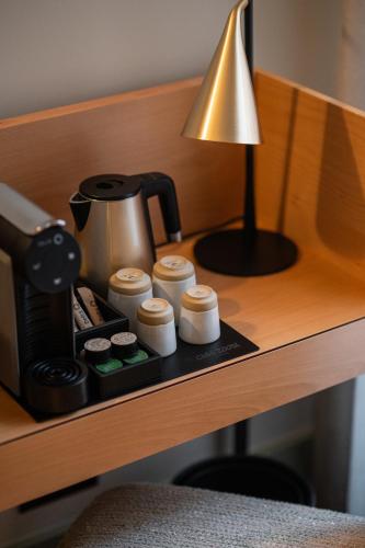 - une table avec une cafetière et une lampe dans l'établissement Casa Zogbi Hotel, à Porto