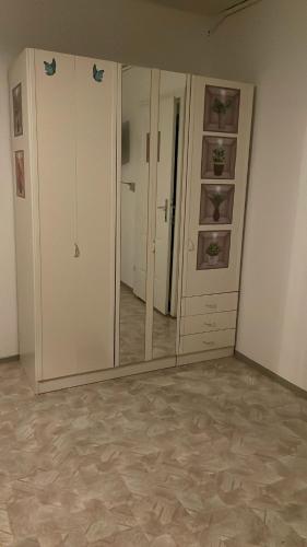 a room with a mirror and some closets at FreiNestWaldviertel in Hoheneich
