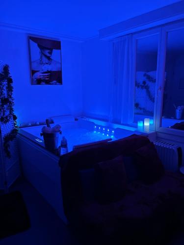 d'un salon bleu avec une baignoire. dans l'établissement Romantic Room - Jaccuzi Privé -Appartement Cannes, à Cannes
