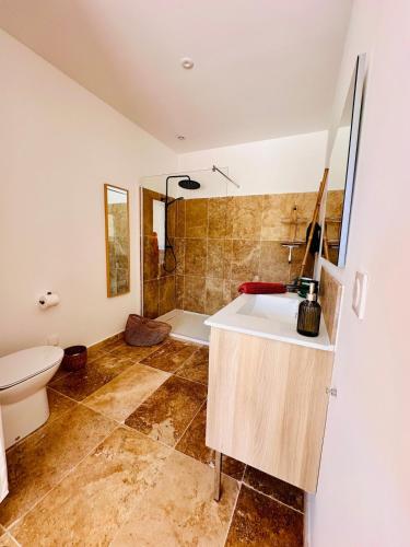 une salle de bain avec une baignoire, des toilettes et un lavabo dans l'établissement Villa Dina - Douceur et calme, à Bonifacio