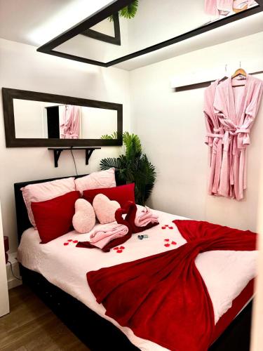 - une chambre dotée d'un lit avec une robe rouge dans l'établissement Romantic Room - Jaccuzi Privé -Appartement Cannes, à Cannes